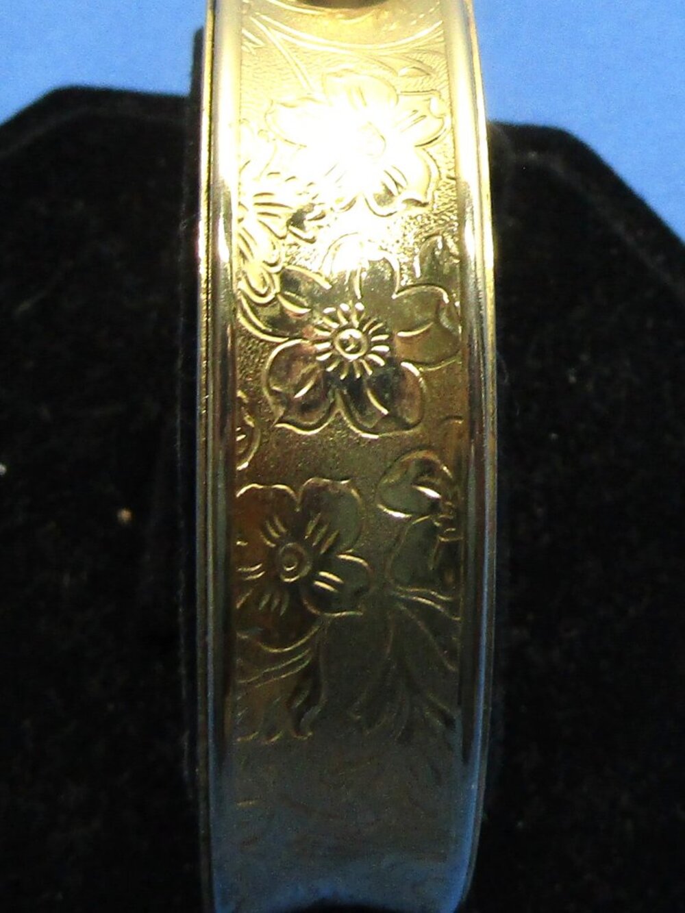 vintage gold tone cuff bangle etched floral bracelet hinged clasp 2.50"